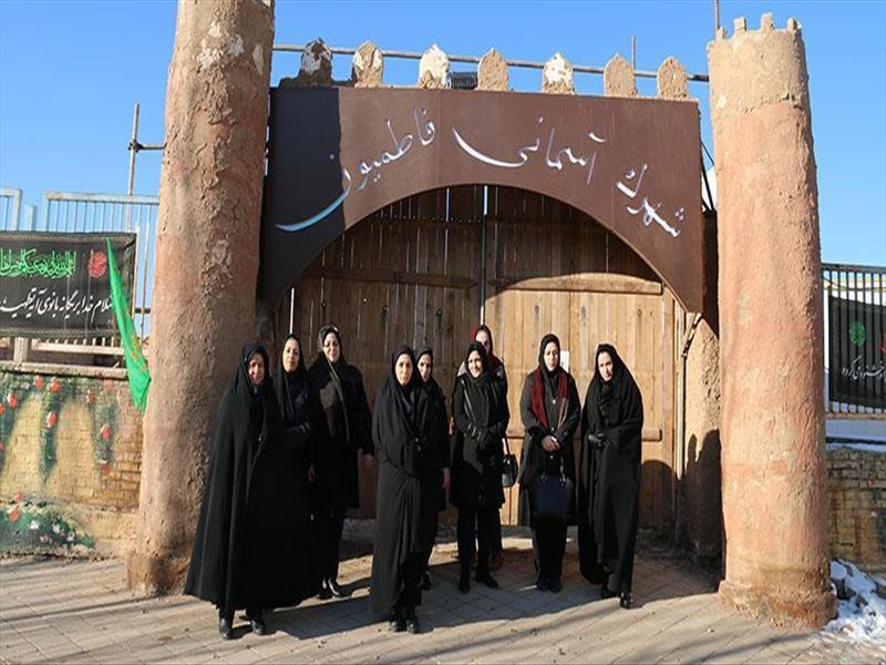 بازدید خواهران از نمایشگاه شهرک آسمانی فاطمیون 1