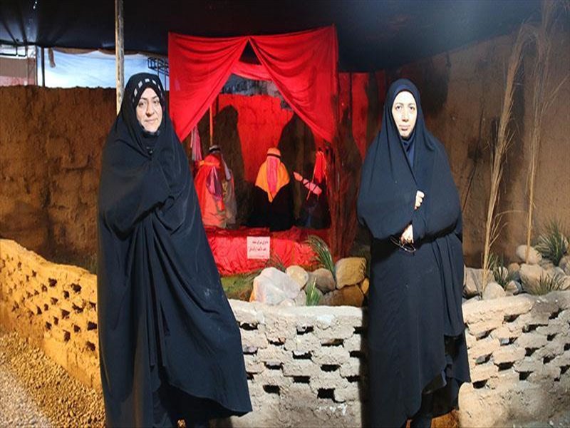 بازدید خواهران از نمایشگاه شهرک آسمانی فاطمیون 2